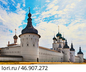 Panorama of the Spaso-Yakovlevsky Dimitriev Monastery. View from lake Nero on a sunny summer day. Rostov Veliky, Russia. 13th-18th century (2020 год). Стоковое фото, фотограф Оксана Медведева / Фотобанк Лори