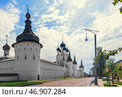 Panorama of the Spaso-Yakovlevsky Dimitriev Monastery. View from lake Nero on a sunny summer day. Rostov Veliky, Russia. 13th-18th century (2020 год). Стоковое фото, фотограф Оксана Медведева / Фотобанк Лори