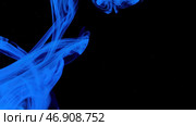 Close up of beautiful blue paint flowing underwater. Стоковое фото, фотограф David Kashakhi / Фотобанк Лори