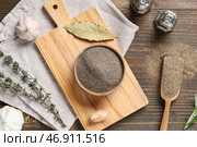 Миска с молотым черным перцем и различными специями на деревянном фоне. Стоковое фото, фотограф Pixel_shot / Фотобанк Лори