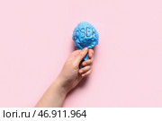 Женщина держит сдутый шарик с надписью "ЛУЗЕР" на розовом фоне. Стоковое фото, фотограф Pixel_shot / Фотобанк Лори