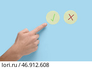 Мужчина указывает на рейтинговые отметки на синем фоне. Концепция опроса. Стоковое фото, фотограф Pixel_shot / Фотобанк Лори
