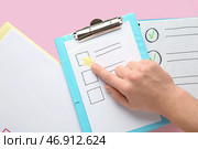 Мужчина проходит опрос на розовом фоне, вид сверху. Стоковое фото, фотограф Pixel_shot / Фотобанк Лори
