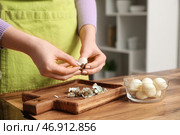 Женщина чистит сваренные перепелиные яйца на кухне, крупный план. Стоковое фото, фотограф Pixel_shot / Фотобанк Лори
