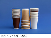 Стопки одноразовых кофейных стаканчиков на синем фоне. Стоковое фото, фотограф Pixel_shot / Фотобанк Лори