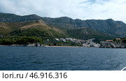 Waving sea surface and green shore with growing trees and plants. Стоковое фото, фотограф David Kashakhi / Фотобанк Лори