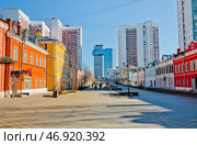Школьная улица. Весенний солнечный день. Москва. Редакционное фото, фотограф E. O. / Фотобанк Лори