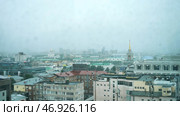 View of the city through the window and raindrops falling down on the glass. Стоковое фото, фотограф David Kashakhi / Фотобанк Лори
