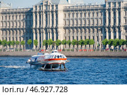 Скоростной теплоход на подводных крыльях "Метеор-243" летит в Петергоф. Санкт-Петербург (2024 год). Редакционное фото, фотограф Ольга Визави / Фотобанк Лори