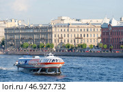 Скоростной теплоход на подводных крыльях "Метеор-243" на фоне Васильевского острова . Санкт-Петербург (2024 год). Редакционное фото, фотограф Ольга Визави / Фотобанк Лори