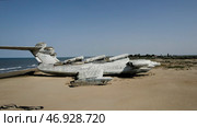 Aerial view of a ruined abandoned airplane found in an uninhabited island near the sea on blue sky background. Стоковое фото, фотограф David Kashakhi / Фотобанк Лори