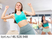 Teen girl krumper dancing with group of teenagers in studio. Стоковое фото, фотограф Яков Филимонов / Фотобанк Лори