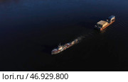 Aerial view of shipping barge transporting goods up the Mississippi River on the Missouri and Illinois border. Стоковое фото, фотограф David Kashakhi / Фотобанк Лори