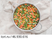 Дуршлаг со смесью замороженных овощей на светлом фоне крупным планом. Стоковое фото, фотограф Pixel_shot / Фотобанк Лори