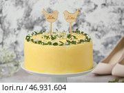 Встаньте с вкусным свадебным тортом и отправьте сообщение MR. МИССИС, крупным планом. Стоковое фото, фотограф Pixel_shot / Фотобанк Лори