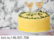 Встаньте с вкусным свадебным тортом и отправьте сообщение MR. МИССИС. на столе. Стоковое фото, фотограф Pixel_shot / Фотобанк Лори