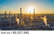 Промышленный нефтеперерабатывающий завод на рассвете, снятый с помощью масштабного облета беспилотника для разработки концепции производства энергии. Стоковое AI-изображение, AI-художник ФотоИнтеллект / Фотобанк Лори