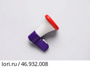 Игрушечный мегафон на светлом фоне. Стоковое фото, фотограф Pixel_shot / Фотобанк Лори