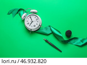 Ручка с будильником, лентой и чернилами на зеленом фоне. Стоковое фото, фотограф Pixel_shot / Фотобанк Лори