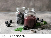 Баночки с вкусным ежевичным джемом и ягодами на фоне гранж. Стоковое фото, фотограф Pixel_shot / Фотобанк Лори