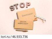 Блокноты с надписью СТОП СЕКСУАЛЬНЫМ ДОМОГАТЕЛЬСТВАМ и очки на светлом фоне. Стоковое фото, фотограф Pixel_shot / Фотобанк Лори