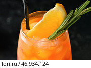Стакан вкусного коктейля aperol spritz на темном фоне, крупным планом. Стоковое фото, фотограф Pixel_shot / Фотобанк Лори