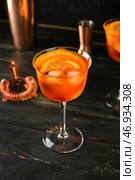 Стакан вкусного коктейля aperol spritz на темном деревянном фоне. Стоковое фото, фотограф Pixel_shot / Фотобанк Лори