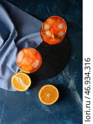 Композиция с вкусным коктейлем aperol spritz на цветном фоне. Стоковое фото, фотограф Pixel_shot / Фотобанк Лори