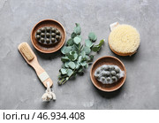 Чаши с массажным мылом, щетками и ветками эвкалипта на гранж-фоне. Стоковое фото, фотограф Pixel_shot / Фотобанк Лори