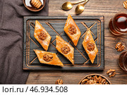 Композиция с вкусной пахлавой на деревянном фоне. Стоковое фото, фотограф Pixel_shot / Фотобанк Лори