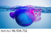 Яркая бомбочка для ванны, растворяющаяся в воде, создающая красочные водовороты и высококонтрастный дизайн для релаксационных концепций. Стоковое AI-изображение, AI-художник ФотоИнтеллект / Фотобанк Лори