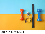 Пульсоксиметр, гантели, фитнес-трекер и нагрудный ремень на цветном фоне. Стоковое фото, фотограф Pixel_shot / Фотобанк Лори