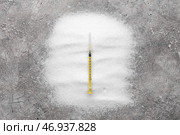 Шприц для инъекций инсулина и сахар на фоне гранж. Стоковое фото, фотограф Pixel_shot / Фотобанк Лори