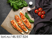 Фаршированные мясом лодочки из кабачков и ингредиенты на темном фоне. Стоковое фото, фотограф Pixel_shot / Фотобанк Лори
