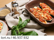 Форма для запекания с фаршированными мясом лодочками из кабачков и ингредиентами на столе. Стоковое фото, фотограф Pixel_shot / Фотобанк Лори