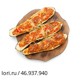Деревянная доска с фаршированными мясом лодочками из кабачков на белом фоне. Стоковое фото, фотограф Pixel_shot / Фотобанк Лори