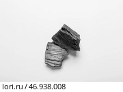 Кусочки древесного угля на белом фоне. Стоковое фото, фотограф Pixel_shot / Фотобанк Лори
