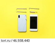 Сломанные мобильные телефоны и технические инструменты на желтом фоне. Стоковое фото, фотограф Pixel_shot / Фотобанк Лори