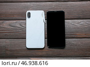 Сломанные мобильные телефоны на деревянном фоне. Стоковое фото, фотограф Pixel_shot / Фотобанк Лори