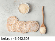 Композиция с рисовыми сухарями на светлом фоне. Стоковое фото, фотограф Pixel_shot / Фотобанк Лори