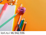 Карандаши, точилка и блокнот на цветном фоне. Стоковое фото, фотограф Pixel_shot / Фотобанк Лори