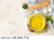 Чаша с вкусным чесночным крем-супом на светлом фоне. Стоковое фото, фотограф Pixel_shot / Фотобанк Лори