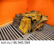 Металлообработка: перчатки сварщика на верстаке. Metalworking: welder's gloves on the workbench. Стоковое фото, фотограф Евгений Романов / Фотобанк Лори