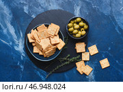 Композиция с сухариками на цветном фоне. Стоковое фото, фотограф Pixel_shot / Фотобанк Лори