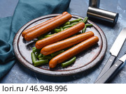 Тарелка с вкусными сосисками и стручковой фасолью на цветном фоне, крупным планом. Стоковое фото, фотограф Pixel_shot / Фотобанк Лори