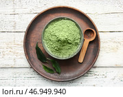 Чаша с порошкообразным чаем матча и совком на светлом деревянном фоне. Стоковое фото, фотограф Pixel_shot / Фотобанк Лори