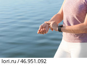 Женщина-бегунья проверяет пульс на улице. Стоковое фото, фотограф Pixel_shot / Фотобанк Лори