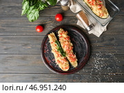 Композиция с лодочками из цуккини, фаршированными киноа, на деревянном фоне. Стоковое фото, фотограф Pixel_shot / Фотобанк Лори