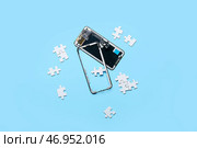 Разобранный мобильный телефон и пазлы на цветном фоне. Стоковое фото, фотограф Pixel_shot / Фотобанк Лори