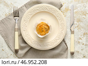 Тарелка с вкусным маффином из шпината на светлом фоне. Стоковое фото, фотограф Pixel_shot / Фотобанк Лори